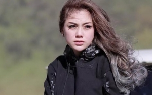  Celine Evangelista Pose Cantik Di Semak-semak Dipuji Bak Artis India Hingga Bidadari Surga