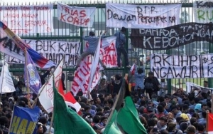 Nekat Jebol Kawat Berduri, Ribuan Mahasiswa Merangsek Masuk ke Gedung DPR