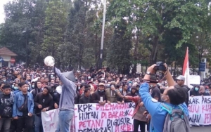 Dianggap Tak Berguna, Petani Ramai-Ramai Sobek Sertifikat Tanah Pemberian Jokowi