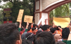 Deretan Spanduk Kocak Ini Curi Perhatian Sepanjang Gelaran Aksi Mahasiswa