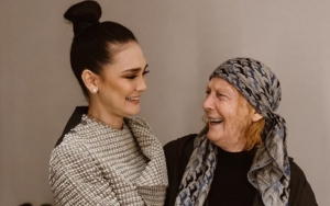  Luna Maya Adem Bareng Ibu Berambut Merah, Kecantikan Keduanya Digoda Bisa Menembus Asap