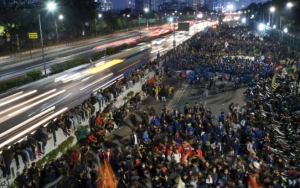 Massa Mahasiswa yang Demo di DPR Blokade Jalan Tol Dalam Kota