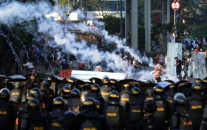 Viral Polisi Gunakan Gas Air Mata Kedaluwarsa Untuk Amankan Demo