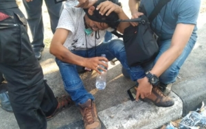 Viral Jurnalis Di Makassar Dihajar Oleh Aparat Kepolisian Saat Meliput Demo