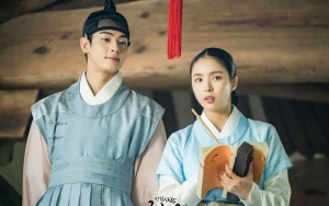 Shin Se Kyung Puji Cha Eunwoo di Lokasi Syuting 'Rookie Historian Goo Hae Ryung'