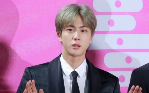 Jin BTS Anti Tutupi Wajah Tampan di Bandara, Celana Kulit Seksi Bikin Fans Sesak Napas