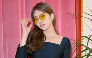 Suzy Bikin Heboh Kenakan Gaun Batik Seksi di Paris Fashion Week