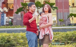 Raditya Dika 'Tega' Jadikan Kepala Bayinya Sebagai Mikrofon, Sang Istri Malah Pengin Ikutan Botak