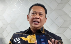 Ketua DPR Jenguk Salah Satu Mahasiswa Yang Jalani Operasi Usai Demo Ricuh Jakarta