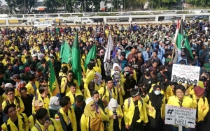Kocak, Intip Kreativitas Warga Manfaatkan Jalan Tol yang Ditutup Akibat Demo