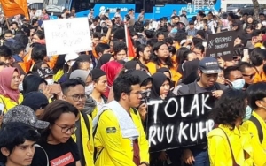 Viral Mahasiswa Demo Naik Mobil BMW Sambil Buka Sunroof, Netter: Gini Dibilang Massa Bayaran?