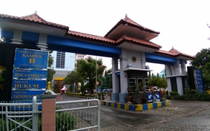 Rektor Unair Tak Larang Mahasiswa Ikut Aksi #SurabayaMenggugat