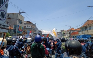 Aksi #SurabayaMenggugat Dimulai, 'Mars Mahasiswa' Berkumandang Kencang
