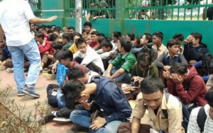Ratusan Pelajar SMK Sidoarjo dan Pasuruan yang Hendak Ikut #SurabayaMenggugat Disetop Polisi