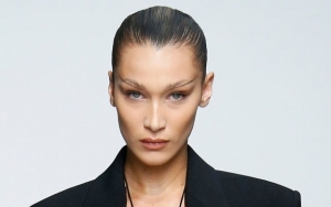 Intip Seksinya Bella Hadid Cuma Pakai Lingerie di Paris Fashion Week
