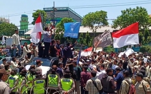 Banyak Mahasiswa Pendemo di DPRD Jatim Pingsan, Tim Medis Kewalahan