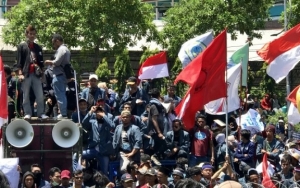 Aksi #SurabayaMenggugat Berakhir, Massa Tertib Bersihkan Sampah di Gedung DPRD Jatim