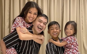 Ruben Onsu Bareng Istri dan Dua Anaknya Pakai Hanbok Ala Keluarga Kerajaan Saat Berlibur di Korea