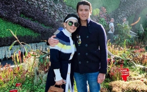 Reino Cium Jidat Syahrini di Jalanan, Gaya Klimis Bercelana Kolor Bikin Emak-Emak Gemes