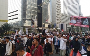 Heboh Aksi Mujahid Salah Spanduk TAP MPR, Tagar #212CariMuka Puncaki Trending Topic
