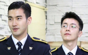 Kocaknya Reaksi Donghae Saat Tak Sengaja Lihat Mobil Dihiasi Iklan Mie Instan Siwon di Jakarta