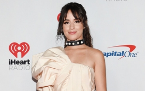 Gaya Kece Camila Cabello Tampil Tanpa Bra di Paris Fashion Week