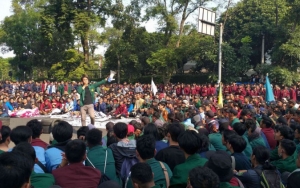 Demo Mahasiswa Ricuh Di Bandung Sebabkan 433 Dievakuasi dan 38 Dirujuk Ke RS