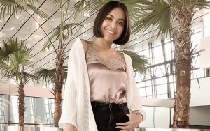  Pose Denada Tiduran Di Atas Meja Pakai Busana Transparan Jadi Bahan Gunjingan