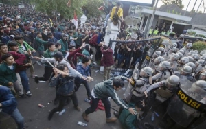 Marinir Evakuasi Ratusan Mahasiswa Yang Terjebak Bentrokan Demo Di DPR