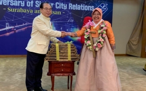 Walkot Surabaya Risma Curi Perhatian Kenakan Hanbok Saat Terima Penghargaan