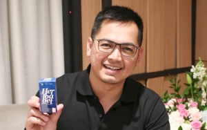 Tommy Kurniawan Dapat Pelukan Dari Sang Istri Usai Dilantik Jadi Anggota DPR