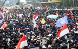 Mahasiswa Pendemo di Jakarta Nangis Sesenggukan Sambil Peluk Polisi Gara-Gara Ini
