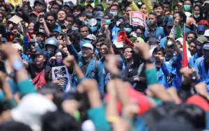 Mahasiswa Pendemo di DPR Salami Aparat Polisi Sebelum Bubarkan Diri