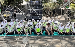 Berada Di Garis Depan Amankan Demo Mahasiswa, Kaki Polwan Ini Terjepit Pagar