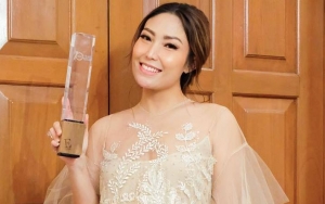 Ayu Dewi Bagikan Momen Haru Saat Lahirkan Anak Ketiga, Nama Sang Putra Terungkap
