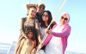  Umi Kalsum Bagikan Foto Keluarga, Sosok Ayu Ting Ting Tanpa Suami Jadi Omongan