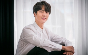 Yang Se Jong Tampil Gondrong Berponi di Jumpa Pers 'My Country', Pipi Tembam Curi Fokus