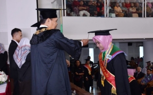 Kocak, Mahasiwa Ini Goyang 'Entah Apa yang Merasukimu' Di Hadapan Rektor Saat Wisuda