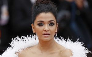 Kulit Belang dan Dandanan Aneh Aishwarya Rai di Catwalk Paris Fashion Week Banjir Komentar Negatif