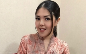  Tina Toon Pamer Kursi Di Gedung DPR, Papan Nama Tampilkan Identitas Ganda Disorot