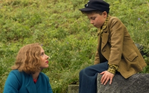 Scarlett Johansson Jadi Hot Mama di Promo Baru 'Jojo Rabbit'