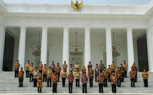Kabinet Kerja Rapat Terakhir, Foto Ala Perpisahan Sekolah Jadi Sorotan