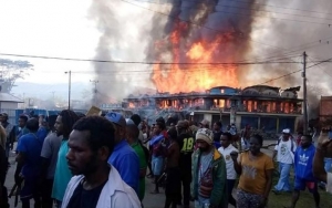 Tak Peduli Rumahnya Dibakar, Warga Wamena Ini Tetap Selamatkan Ratusan Perantau