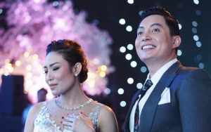 Edric Tjandra Segera Jadi Ayah, Aksi Gladi Resik Gendong Bayi Ayu Dewi Malah Tuai Komentar Syok
