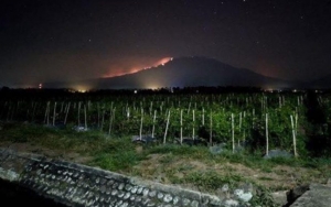 Tim SAR Bantu Evakuasi Pendaki WNA Yang Terjebak Kebakaran Gunung Raung