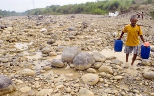 Warga Daerah Ini Buru Sisa Genangan Sungai Usai Krisis Air