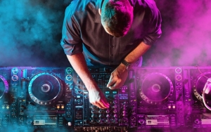 Mahasiswa Elektro Ini Jadi Viral Usai Kerjakan Tugas Dengan Bergaya Ala DJ