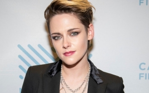 Kristen Stewart Panen Pujian Gara-Gara Nekat Pakai Sneakers Bolong di Red Carpet