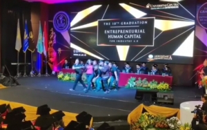 Panitia Wisuda Kampus 'Crazy Rich Surabaya' Putar Lagu Tik Tok, Buat Rektor Hingga Wisudawan Goyang