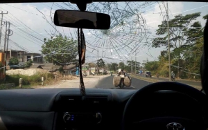 Pria Ini Lempar Mobil Tetangganya Dengan Tabung Gas 12 KG Gara-Gara Merasa Diteror Genderuwo